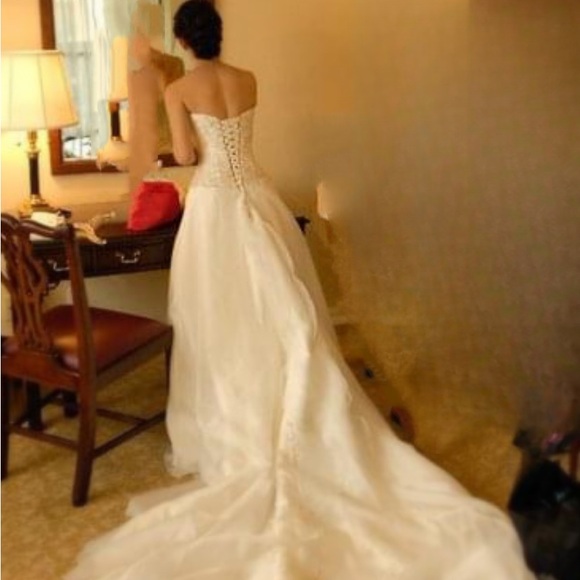 Custom made French lace wedding gown size 4-6 come with matching head piece - Picture 11 of 14